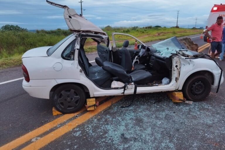 Bombeiros e Samu retiram das ferragens vítima de colisão entre carro e caminhão na PR-323