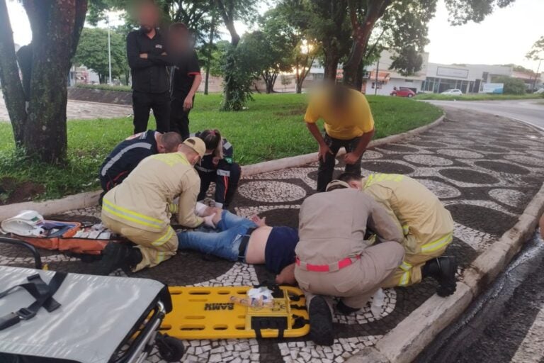Homem sofre queda de moto na rotatória da praça Brasília e possivelmente fraturou a perna