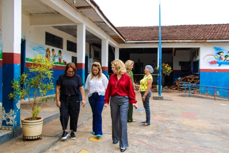 Prefeita Helena Bertoco visita a Escola Amaral Fontoura e acompanha reforma do telhado