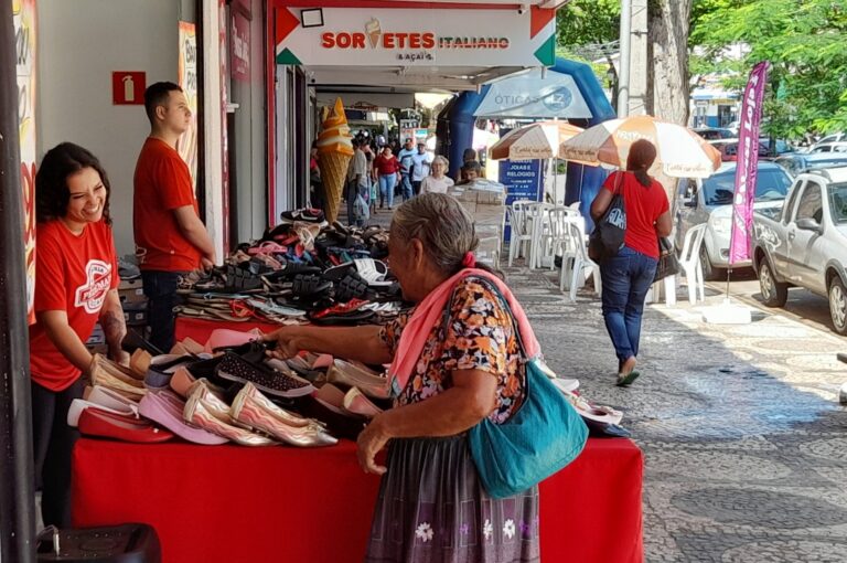 Comércio de rua de Umuarama abre até às 17h neste sábado já em ritmo de vendas de Natal