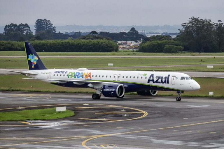 Azul começa a operar mais linha internacional entre Curitiba e Montevidéu