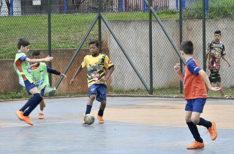Projeto social premia com bicicletas os alunos que foram destaque no futsal em 2023