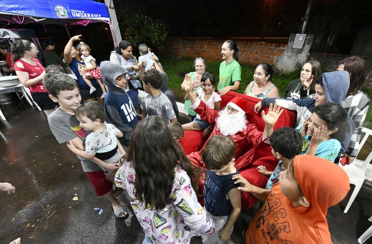 Mesmo com chuva, população de Vila Nova União recebe o Papai Noel com muita alegria