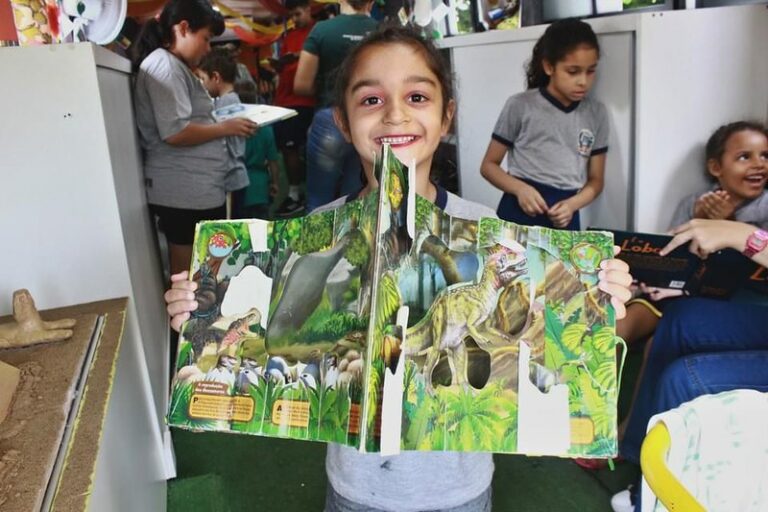 Mais de 10 mil crianças passaram pelo ônibus da Biblioteca Itinerante em 2023
