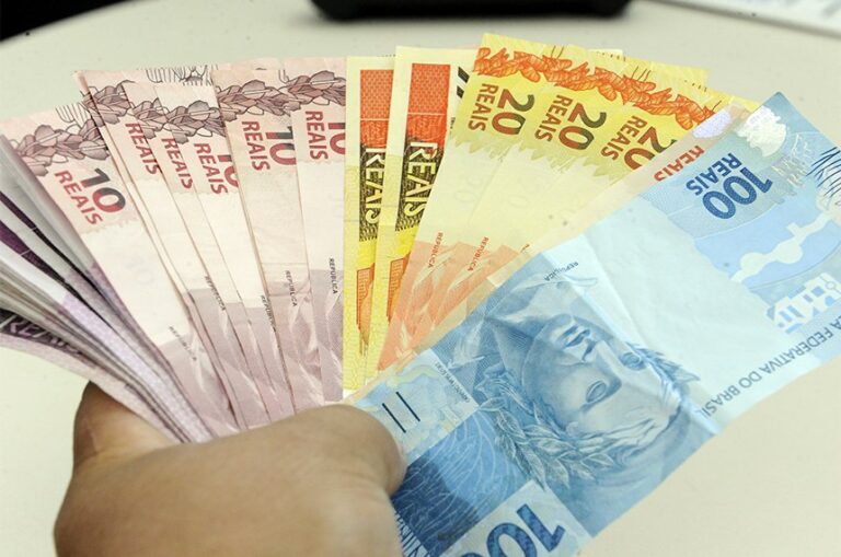 Expectativas do IBGE indicam elevação do salário mínimo para mais de R$ 1.400 em 2024