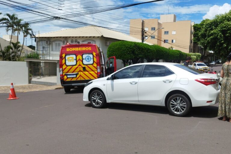 Bombeiros socorrem jovem após colisão na esquina das ruas Aricanduva e Sarandi