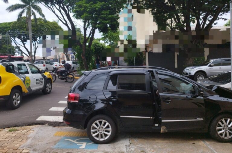 Condutor bate em poste, na traseira de outro carro e depois deixa seu veículo no local e foge