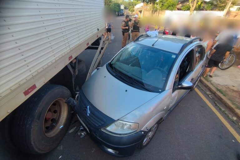 Condutor embriagado bate carro em caminhão e uma pessoa fica ferida no Parque Jabuticabeiras