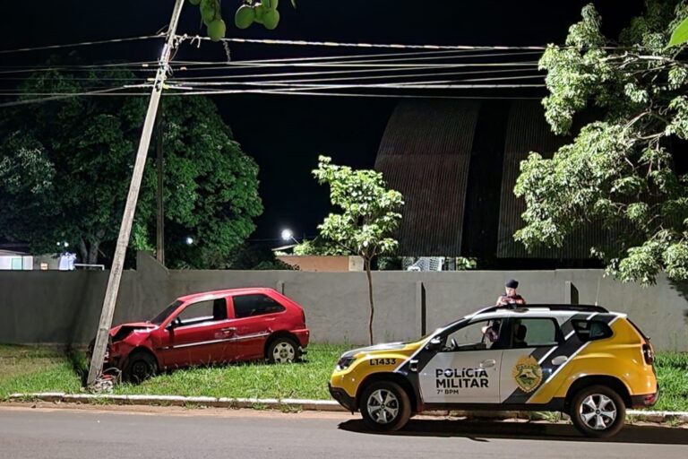 Cruzeiro do Oeste: Condutor bate em poste na avenida Brasil e abandona carro