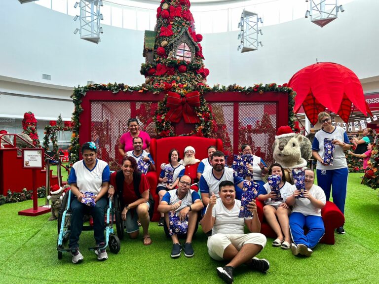 Alunos da Apae se emocionam no encontro com o Papai Noel no Shopping Palladium