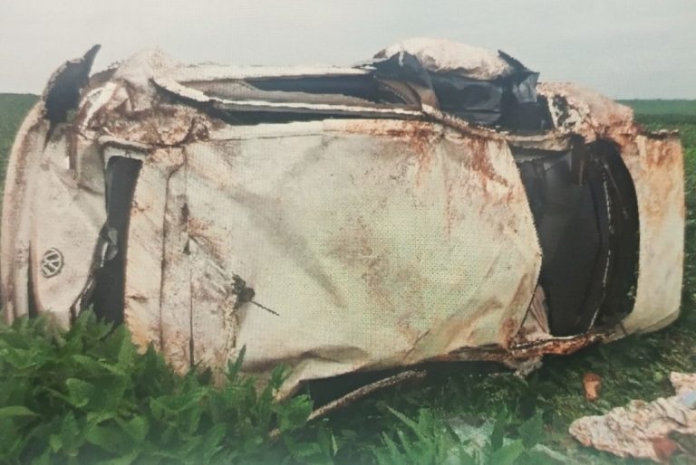 Veículo de casal que saiu de Umuarama para Cascavel capota, homem falece e mulher espera socorro por 9h
