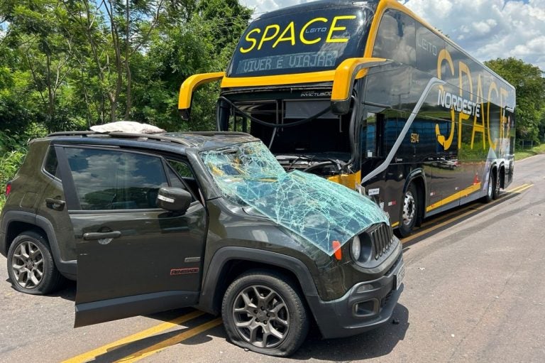 Motorista de ônibus, condutora de carro e quatro filhos são socorridos após colisão na PR-323