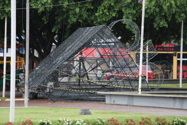 Equipes da Prefeitura trabalham para reparar os estragos da chuva deste sábado em Umuarama