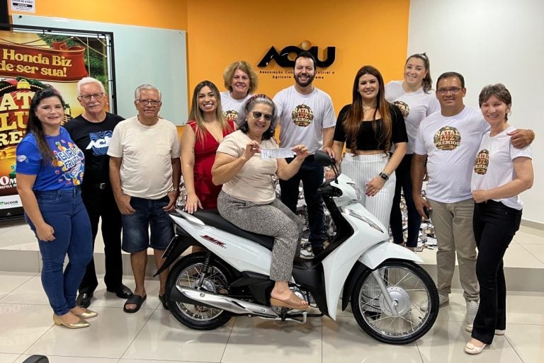 Moradora de Umuarama ganha segunda Honda Biz sorteada na campanha de Natal da Aciu