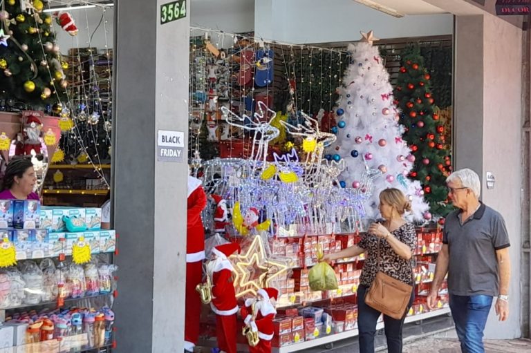 Comércio de rua de Umuarama atenderá até às 17h no sábado e até às 16h no domingo
