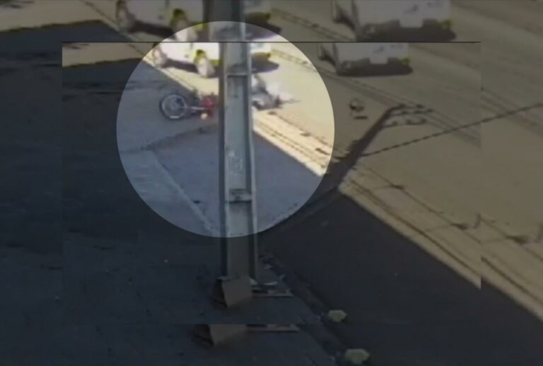 Vídeo mostra momento que moto com casal que fugia da Polícia Militar colide em viatura