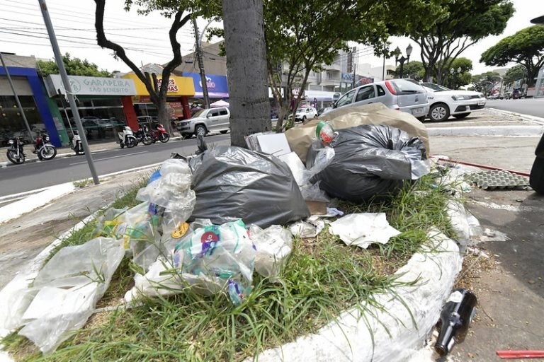 Prefeitura busca identificar empresa que descartou lixo em canteiro da avenida Paraná