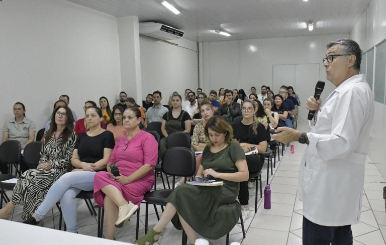 Médicos da Atenção Primária em Saúde participam de palestra sobre a dengue
