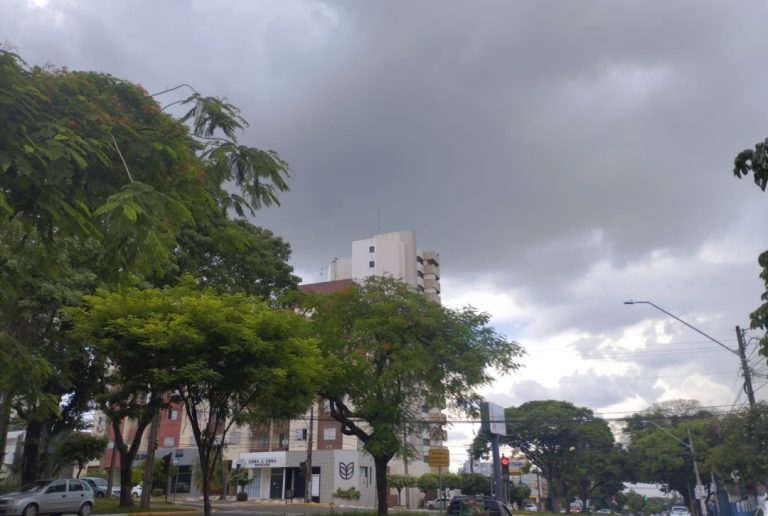Umuarama enfrenta tarde de calor, com sensação térmica de 39ºC e pancadas de chuva