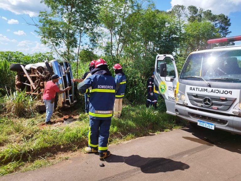 Pneu de caminhonete estoura e quase provoca tragédia na PR-323, em Perobal