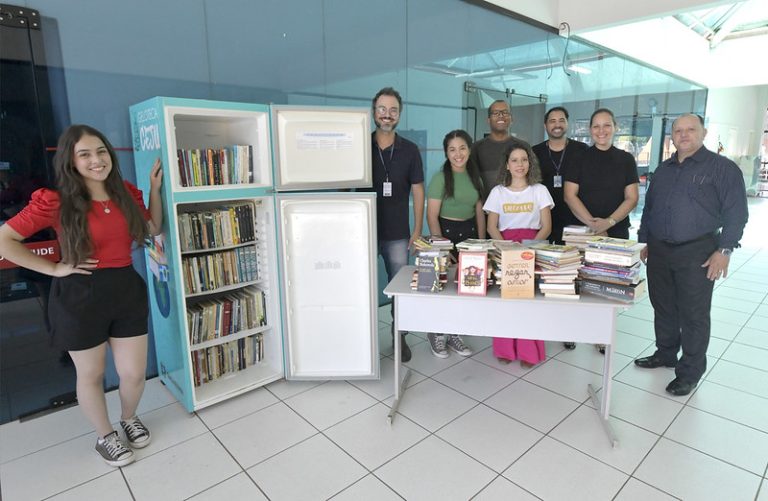 Projeto Geloteca disponibiliza livros para alunos que participam do Centro da Juventude