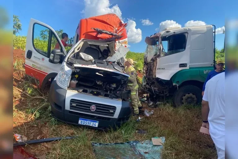Gestante e mais 4 pessoas ficam feridas em acidente entre ambulância do Samu e carreta