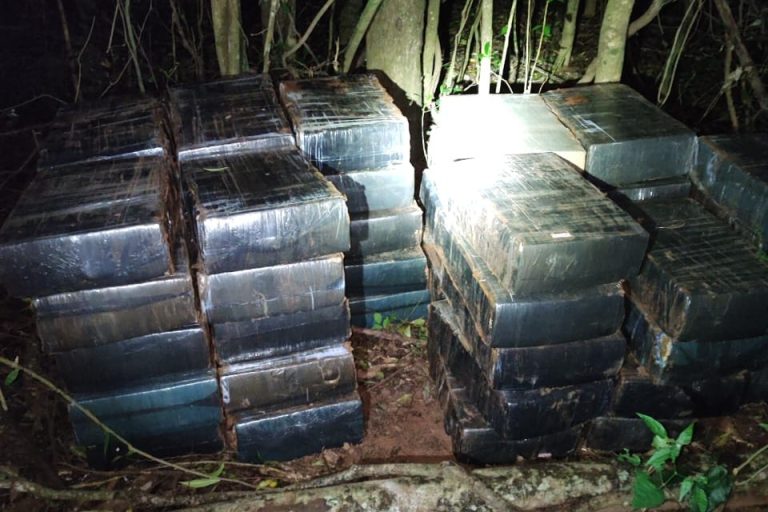 Polícia Federal e BPFron apreendem mais de uma tonelada de maconha em distrito de Iporã