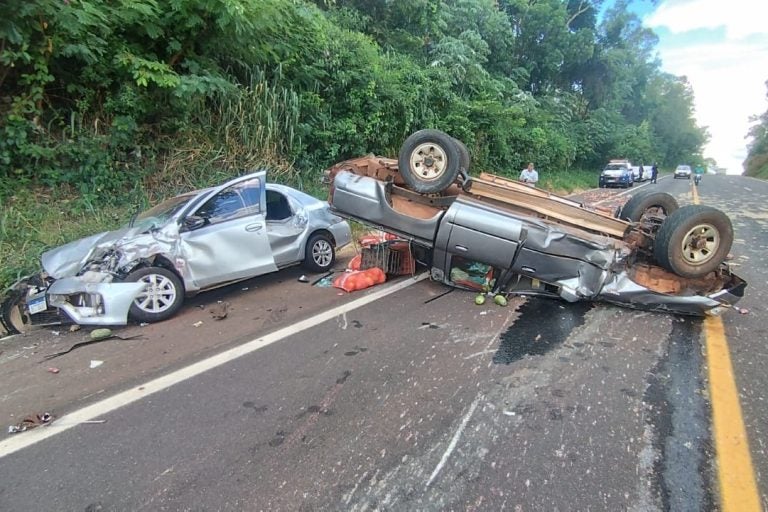 Três pessoas ficam feridas após colisão entre vários veículos na PR-323, em Lovat