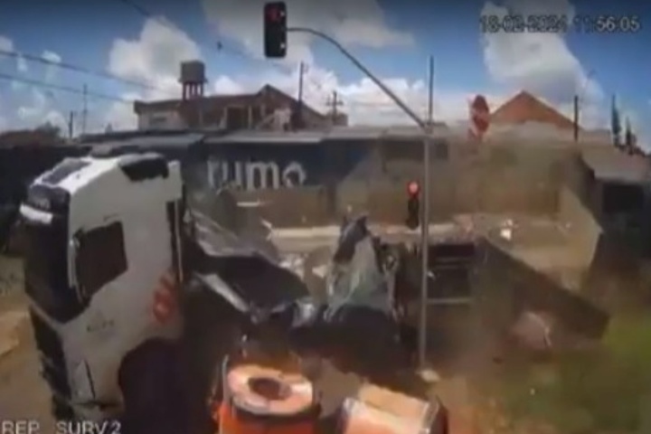 Trem parte caminhão ao meio, arrasta veículo e atinge residência, no Paraná