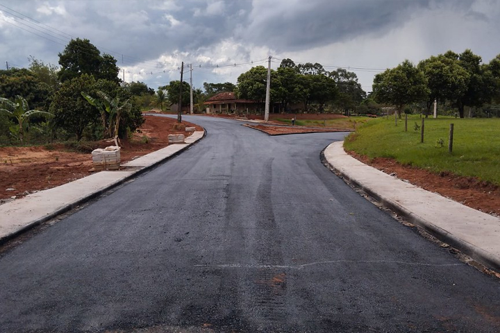 Prefeitura de Umuarama executa pavimentação de vias do distrito de Roberto Silveira