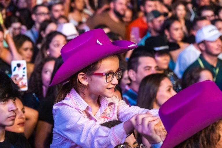 Show da cantora e compositora Ana Castela, a Boiadeira, lota arena da Expo Umuarama