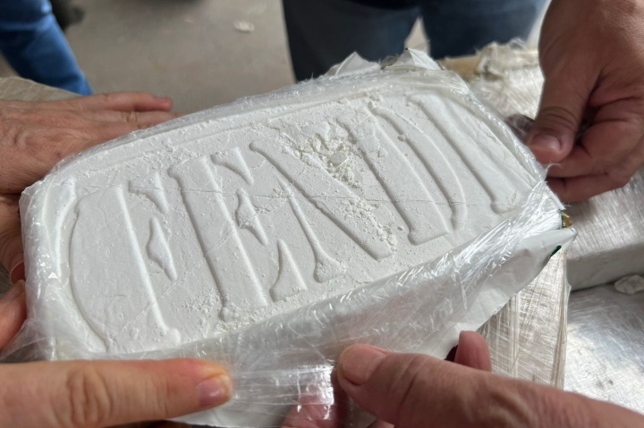 Polícia Federal e Denarc apreendem 422,65 kg de cocaína em fundo falso de caminhão