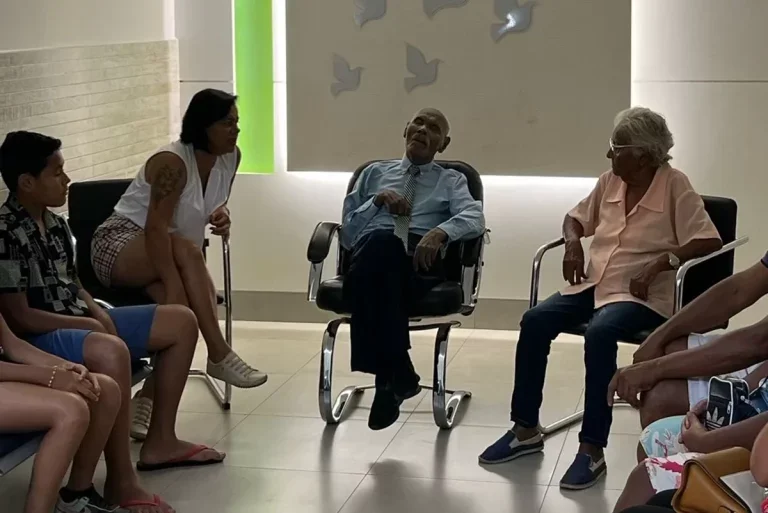 Carpinteiro aposentado de 96 anos é velado sentado em uma cadeira