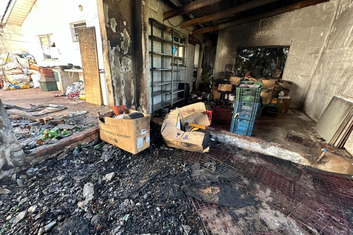 Bombeiros e PM são acionados para incêndio em casa onde criança estava sozinha, em Umuarama