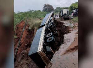 Caminhão cai em cratera após asfalto ceder em em Alto Paraná