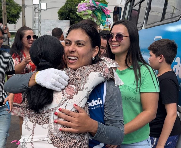 Após 24h com mãos ‘grudadas’ em ônibus, 4 vencem prova de resistência no Aratimbó