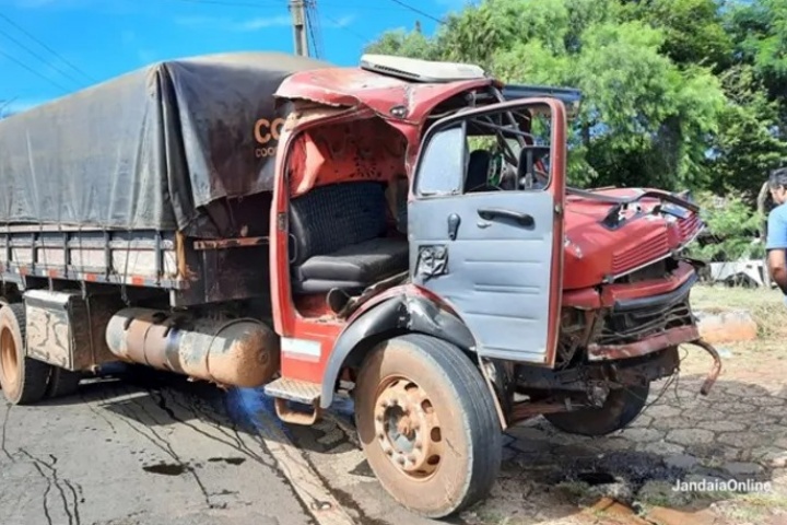 Morre motorista que foi ejetado de caminhão que colidiu com trem, no Paraná