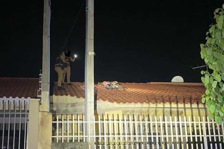 Jovens são presos após entrarem em residência pelo telhado no Jardim Canadá, em Umuarama