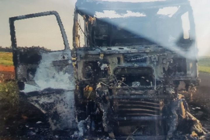 Caminhão é destruído após pegar fogo na PR-486, em Alto Piquiri