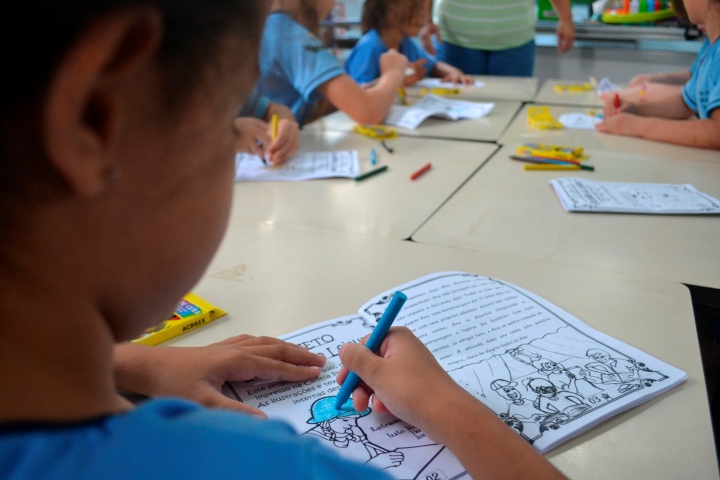 Livro de colorir criado por detentas da Cadeia Feminina de Iporã é usado por alunos da Apae