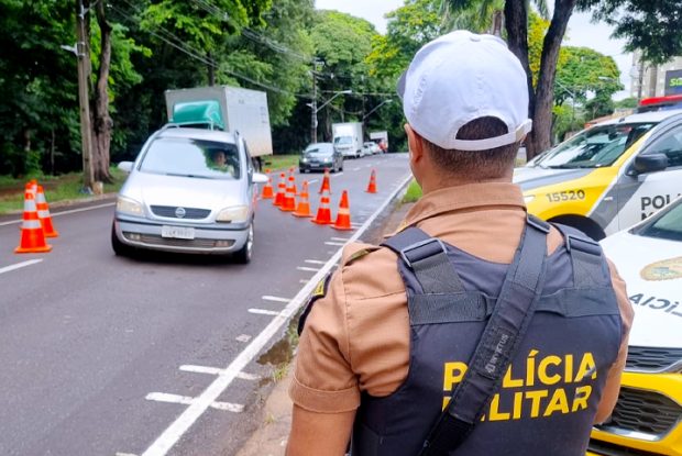 Fiscalização de trânsito em Umuarama resulta em recolhimento de veículo e notificações