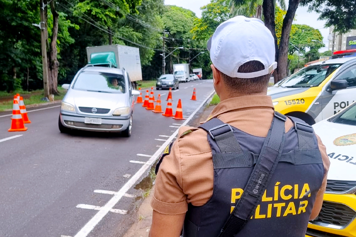 Fiscalização de trânsito em Umuarama resulta em recolhimento de veículo e notificações