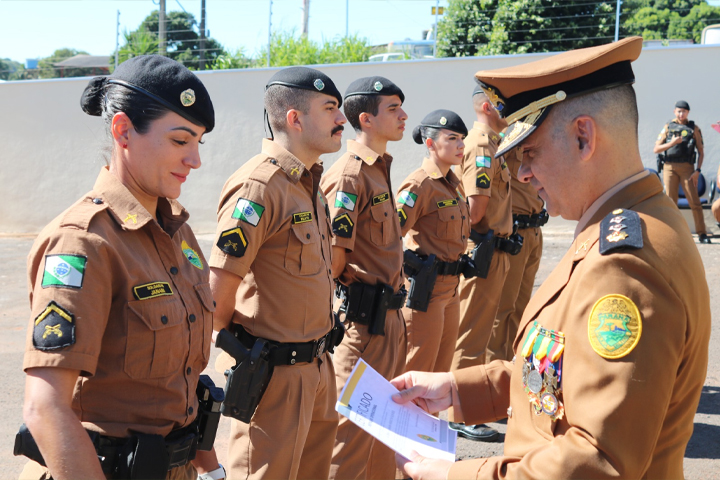 Policiais são homenageados durante cerimônia de Tiradentes em Cruzeiro do Oeste