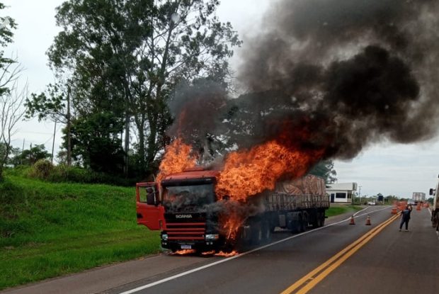 Caminhão com barris de chopp é destruído por incêndio na PR-323 em Cruzeiro do Oeste