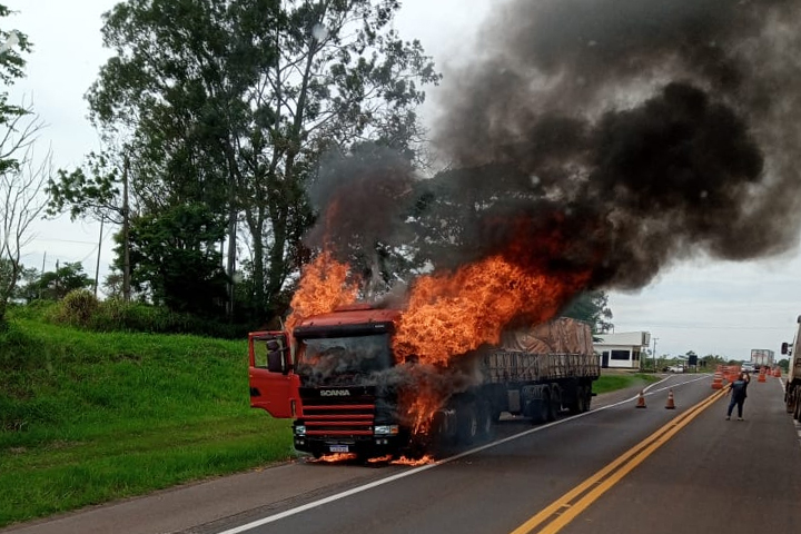 Caminhão carregado com barris de chopp pega fogo na PR-323, em Cruzeiro do Oeste