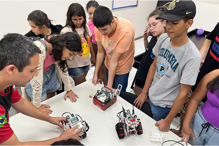 Alunos do Centro da Juventude desenvolvem habilidades com curso de robótica