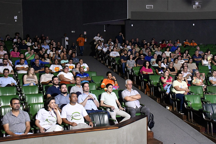 Palestra do Abril Verde aborda saúde e segurança no trabalho para servidores municipais de Umuarama