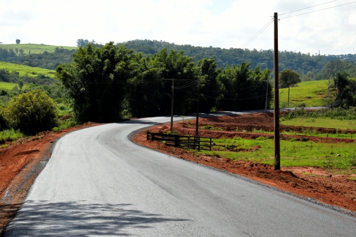 Prefeitura conclui serviço e estrada Pavão já está totalmente pavimentada