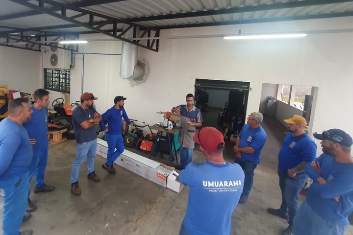 Profissionais da equipe de arborização de Umuarama passam por treinamento técnico