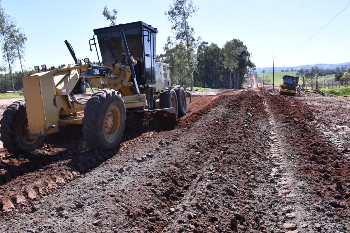 Primeiro trecho da estrada Paca já recebe solo-cimento; depois vem a pavimentação